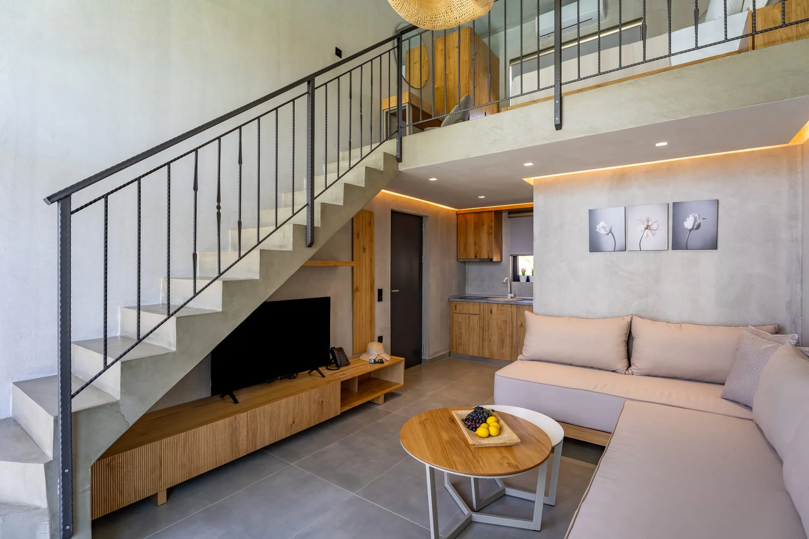 Помещение на две нива със стълбище към горния етаж и малка кухня